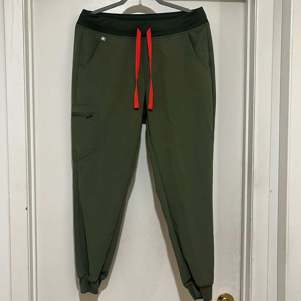 Figs, Zamora joggers size medium color, dark olive